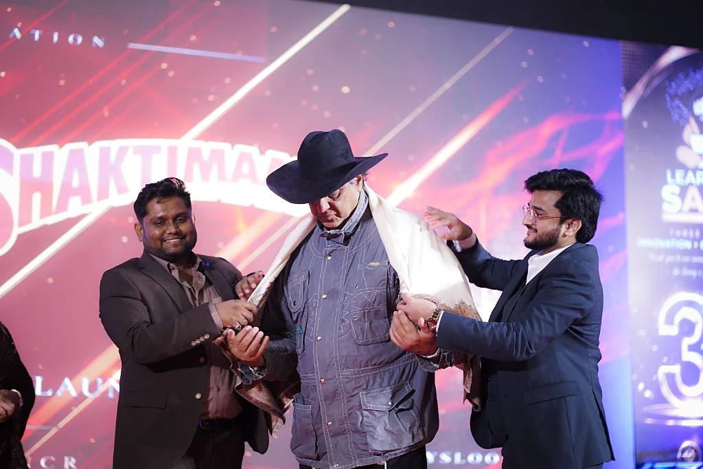 Mujahid Azimabadi felicitating Shaktimaan with a shawl on stage