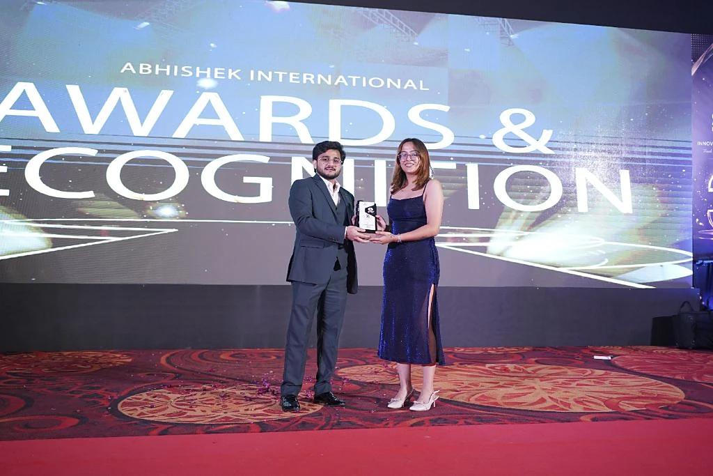 Mujahid Azimabadi presenting a recognition award at the Abhishek International Awards & Recognition
